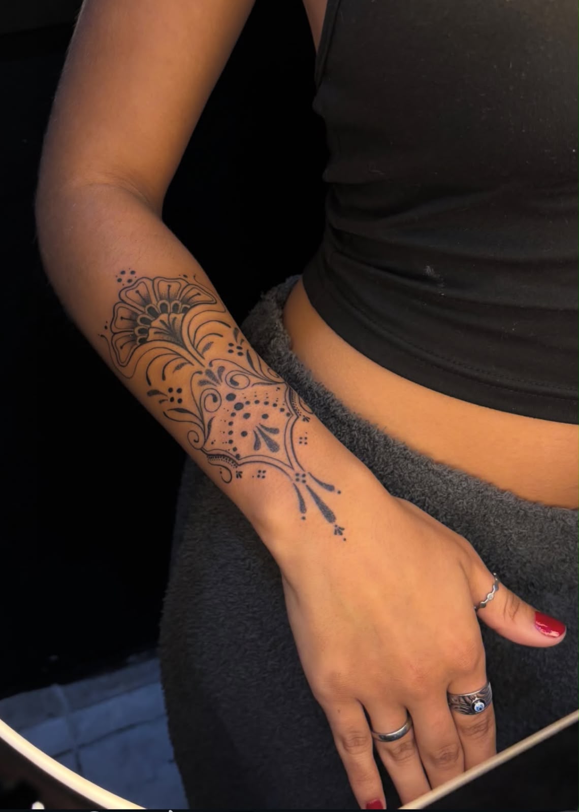 Tatuagem floral ornamental no punho e antebraço — Vênus Tattoo, Penha RJ