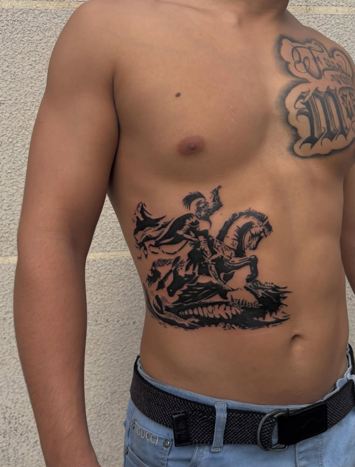 Tatuagem blackwork São Jorge na barriga — Vênus Tattoo, Penha RJ