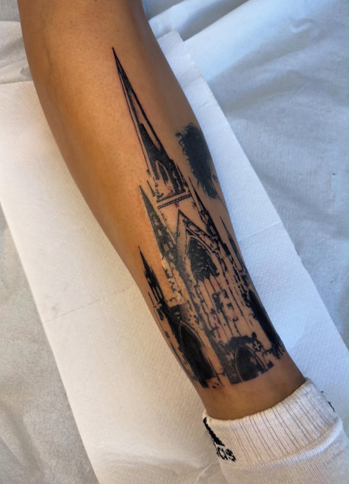 Tatuagem blackwork catedral gótica no antebraço — Vênus Tattoo, Penha RJ