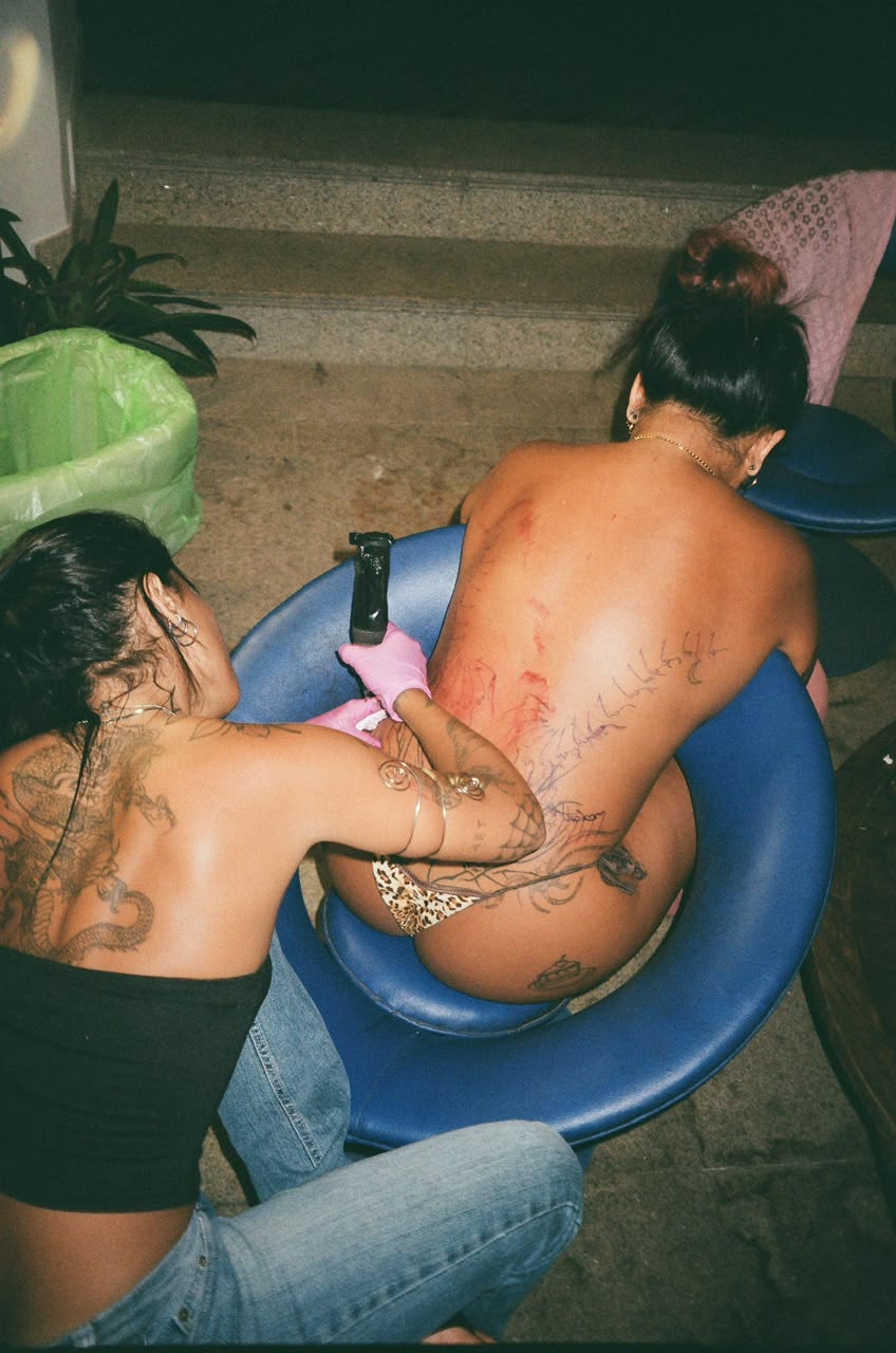 Alice Gil tatuando no estúdio Vênus Tattoo, Penha RJ